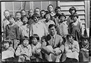 小学生とみられる生徒と先生の集合写真