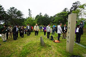 お墓に向かい黙祷をささげる人々