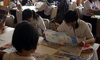 パンフレットや資料を読んでいる生徒達の写真
